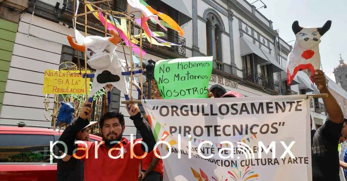 Se manifiestan afuera del Congreso artesanos de la pirotecnia