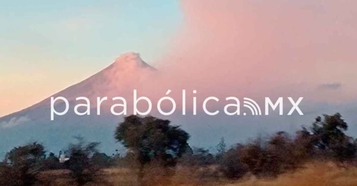 Mantiene Popocatépetl fumarolas; bañan pueblos en las faldas