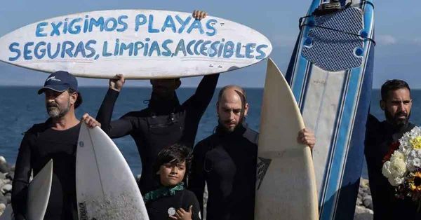 Despiden familiares a surfistas asesinados en Baja California
