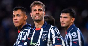 Vence Rayados a Pumas gracias a penal de Sergio Canales