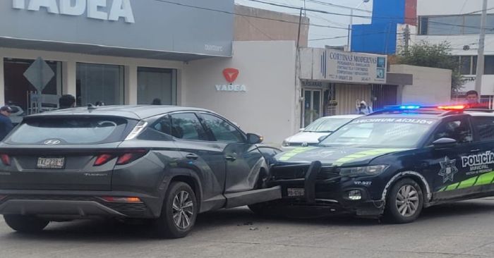 Choca un hombre su camioneta contra patrulla de la Municipal