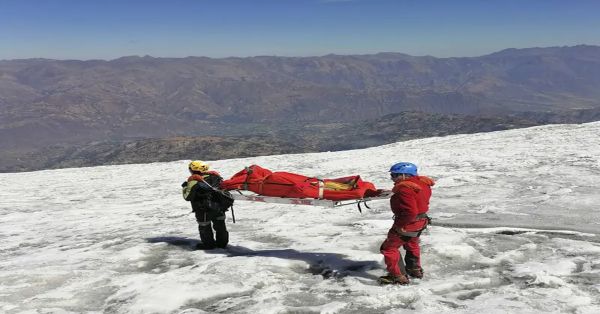 Recuperan cuerpo de escalador en los glaciares de Perú, estuvo desaparecido 22 años