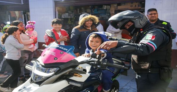 Entregan policías municipales juguetes por el Día de Reyes