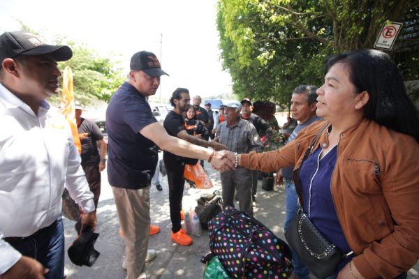 Recorren Fernando Morales y Pedro Rubio el mercado de Mecapalapa