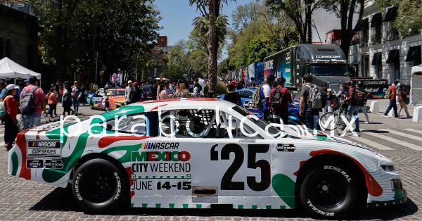 Vive la Avenida Ju&aacute;rez fiesta de la Nascar M&eacute;xico