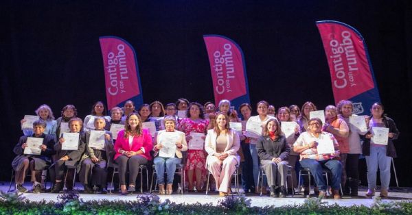 Entrega SMDIF 354 constancias a participantes de los cursos ICATEP