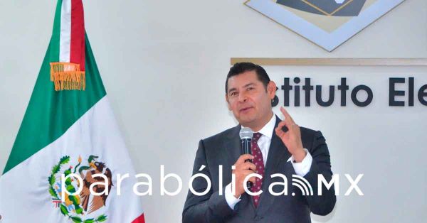 Al grito de “gobernador, gobernador”, Armenta se registra por la gubernatura