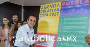 Firma Mario Riestra la Agenda Creativa 2024