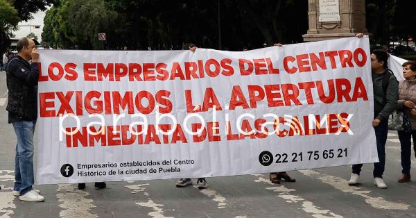 Provocan comerciantes caos en Reforma y la 11 Norte-Sur