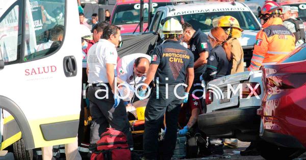 Deja un hombre prensado aparatoso choque en Perif&eacute;rico y la 14 Sur