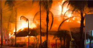 Incendian aficionados de Monterrey restaurante tras clásico regio