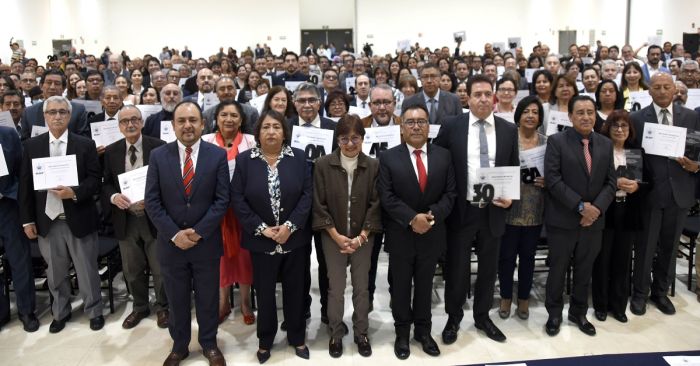 Entregan reconocimientos a personal académico y administrativo de la BUAP