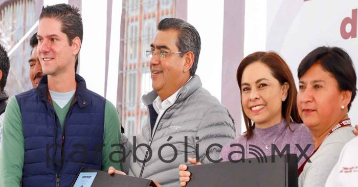 Entrega Sergio Salom&oacute;n 150 computadoras a SEDIF