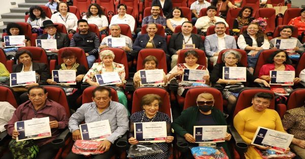 Capacita SMDIF a adultos mayores para que puedan trabajar