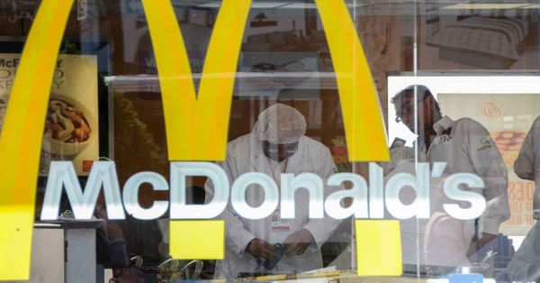 Muere una persona y 10 más van al hospital por hamburguesas de McDonald’s