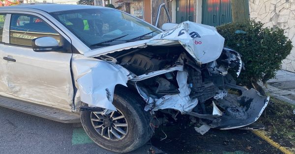 Derriba veh&iacute;culo del Ayuntamiento de Puebla el port&oacute;n de una vivienda en la Gabriel Pastor