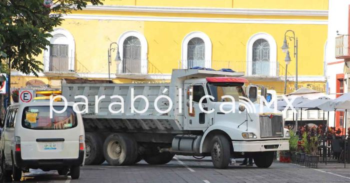 Se manifiestan transportistas en el Zócalo de Atlixco