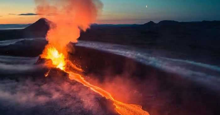 Entra en erupción volcán en Islandia