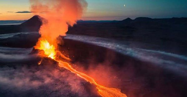 Entra en erupción volcán en Islandia