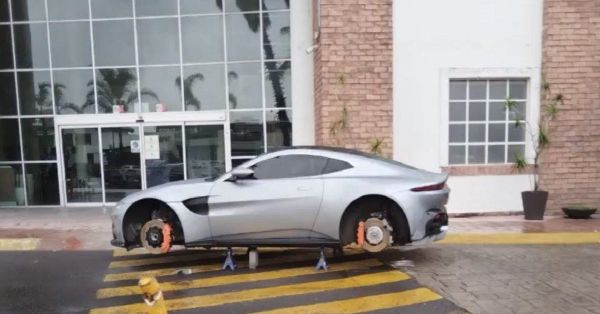 Dejan sobre "gallitos" un Aston Martin en Palmas Plaza
