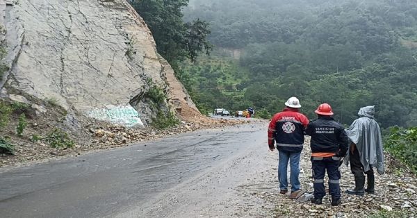 Cierran carreteras en Teziutlán y Zacatlán por lluvias, hubo derrumbes