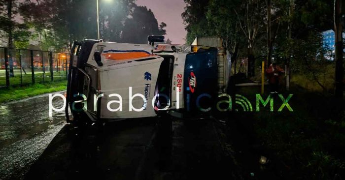 Se accidenta tr&aacute;iler frente a la planta Volkswagen