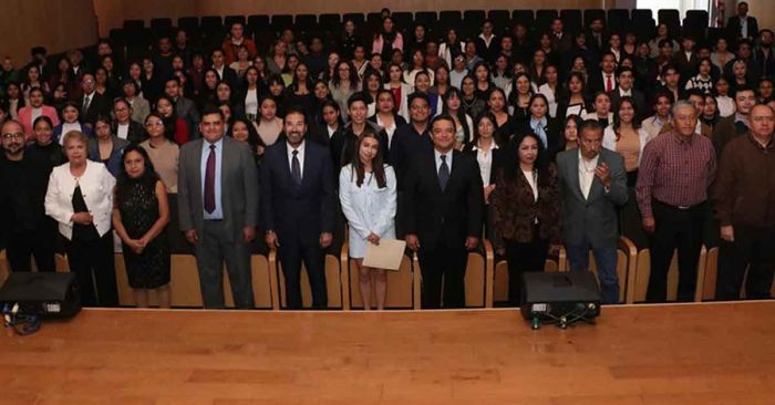 Entrega SEP becas a 148 alumnos de educación superior