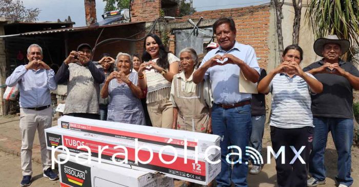 Entrega Tonantzin Fernández calentadores solares en San Diego Cuachayotla