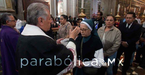 Inicia la Cuaresma con el Mi&eacute;rcoles de Ceniza; acuden poblanos a Catedral