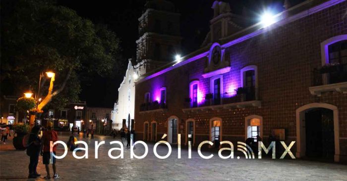 Pintan de morado la fachada del Palacio municipal de Atlixco