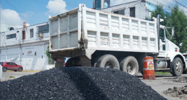 Supervisa Pepe Chedraui trabajos de bacheo en la colonia Las Ánimas