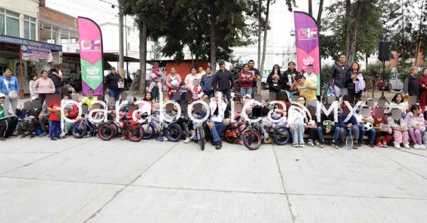 Entrega DIF municipal juguetes a niñas y niños de la Unidad Habitacional Villa Frontera