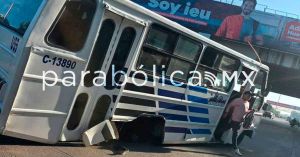 Se le sale una llanta a un microbús de la Ruta Angelópolis en plena Atlixcáyotl