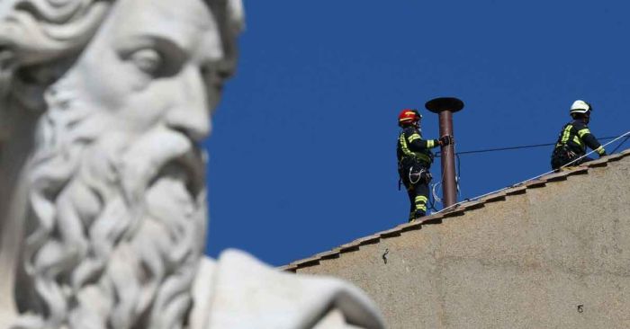 Instalan chimenea en la Capilla Sixtina para el cónclave