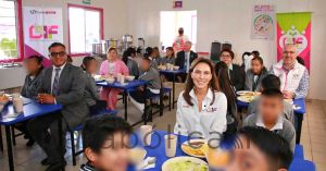 Entrega MariElise Budib desayunador escolar en San Cristóbal Tulcingo