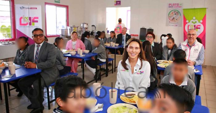 Entrega MariElise Budib desayunador escolar en San Cristóbal Tulcingo