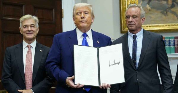 Firma Trump orden ejecutiva por costos de medicamentos