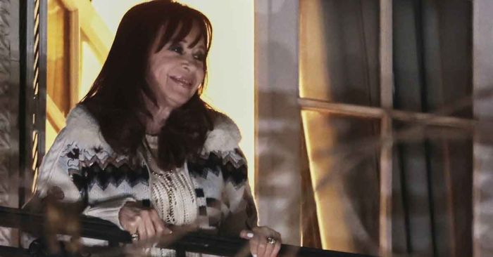 Sale Cristina Fernández al balcón por primera vez estando en prisión domiciliaria