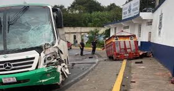 Son nueve los heridos por el choque entre autob&uacute;s y camioneta en Xiutetelco