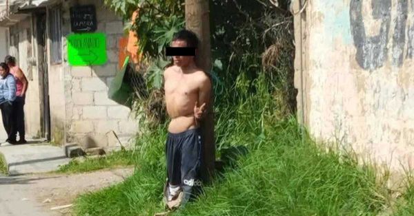 Detienen y amarran a un poste a presunto asaltante en Amozoc