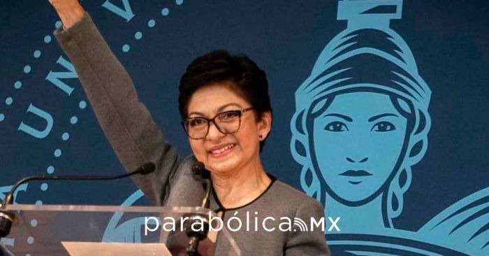 Lilia Cedillo y las plantas de sol