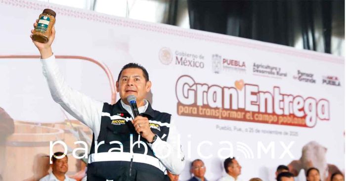 Realiza Armenta mega entrega de apoyos al campo en Puebla