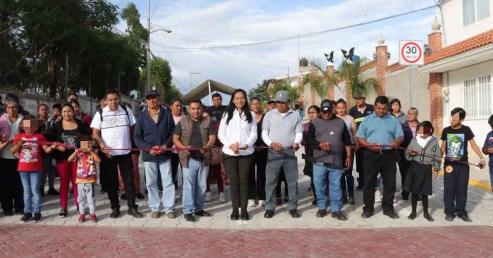 Inaugura Ariadna Ayala pavimentación de calle en Lomas de Axocopan