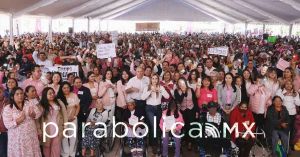 Entrega Ceci Arellano cobertores para que las y los poblanos se resguarden del fr&iacute;o