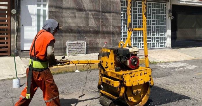 Favorece campa&ntilde;a de bacheo de la capital a unidades de plataformas digitales