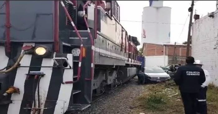 Intenta ganarle al tren en Cuautlancingo y vive para contarlo