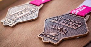 Presenta Lupita Cuautle playera y medalla del Medio Maratón del Día del Papá