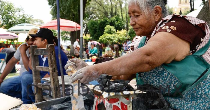 Participan poblanos en el tradicional trueque de San Pedro Cholula