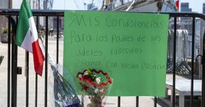 Colocan altar frente al buque escuela Cuauhtémoc en NY