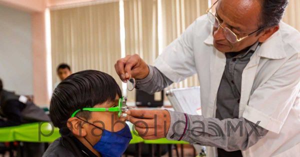 Reciben niñas y niños atención visual mediante el DIF Puebla Capital y Fundación Cimarrón